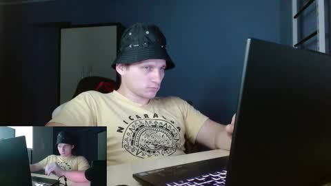 Snapshot of poliglotjoe2 chatting on February 11, 4:34 pm Poliglotjoe2 online show from February 11, 4:34 pm