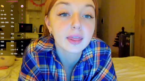 Snapshot of polly_luna chatting on December 6, 5:33 pm Polly online show from December 6, 5:33 pm