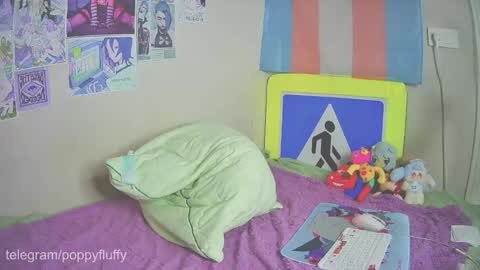 Snapshot of poppyfluffy chatting on March 12, 2:50 am poppyfluffy online show from March 12, 2:50 am