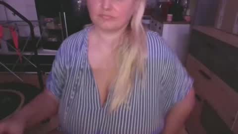 Snapshot of pornbusty chatting on February 5, 8:35 pm MelissOfficial online show from February 5, 8:35 pm