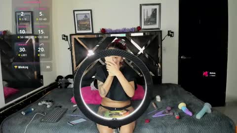 Snapshot of poyson_ivy1 chatting on May 15, 12:17 am poyson_ivy1 online show from May 15, 12:17 am