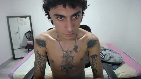 Snapshot of present_the_magic chatting on April 16, 4:57 am Plux online show from April 16, 4:57 am