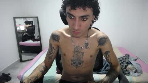 Snapshot of present_the_magic chatting on April 19, 4:34 am Plux online show from April 19, 4:34 am