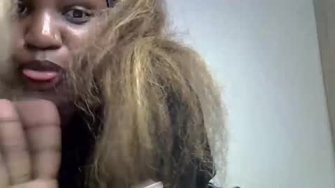 Snapshot of pretty_curvy99 chatting on March 18, 11:24 am pretty_curvy99 online show from March 18, 11:24 am