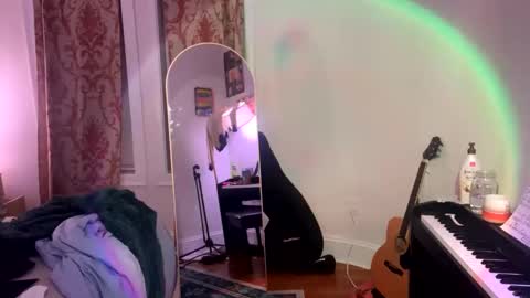 Snapshot of pretty_in_p1nk chatting on December 16, 8:20 am Sophie online show from December 16, 8:20 am