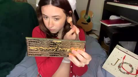 Snapshot of pretty_in_p1nk chatting on December 18, 3:58 am Sophie online show from December 18, 3:58 am
