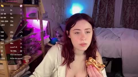 Snapshot of pretty_in_p1nk chatting on February 10, 12:19 am Sophie online show from February 10, 12:19 am