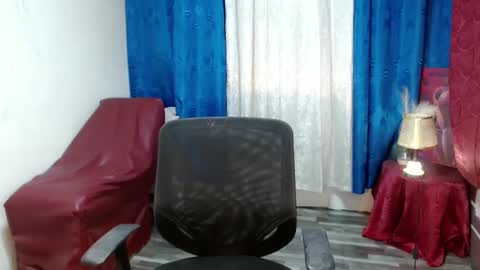 Snapshot of pretty_lady_kitty chatting on December 12, 12:38 am pretty_lady_kitty online show from December 12, 12:38 am