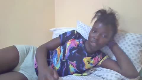 Snapshot of pretty_petite_ebony chatting on January 6, 8:39 pm pretty_petite_ebony online show from January 6, 8:39 pm