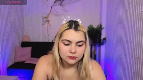 Snapshot of pretty_tay chatting on April 15, 11:50 am pretty_tay online show from April 15, 11:50 am