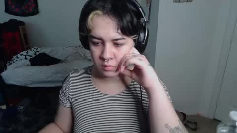 Snapshot of prettyandpeachy chatting on November 26, 8:32 pm Mistress Mallad online show from November 26, 8:32 pm