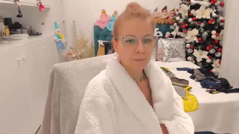 Snapshot of prettyblackeyes chatting on December 22, 6:39 am wilma online show from December 22, 6:39 am