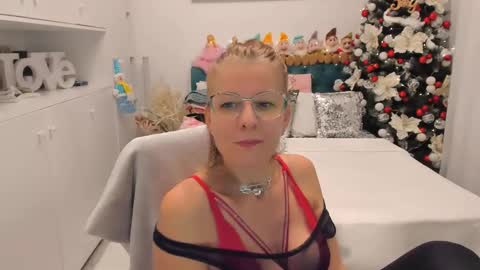 Snapshot of prettyblackeyes chatting on December 26, 9:15 pm wilma online show from December 26, 9:15 pm