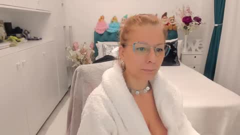 Snapshot of prettyblackeyes chatting on January 20, 6:42 am wilma online show from January 20, 6:42 am
