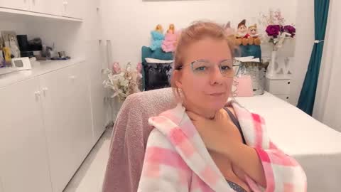 Snapshot of prettyblackeyes chatting on February 19, 10:12 am wilma online show from February 19, 10:12 am