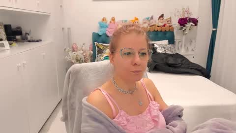 Snapshot of prettyblackeyes chatting on February 22, 7:23 am wilma online show from February 22, 7:23 am