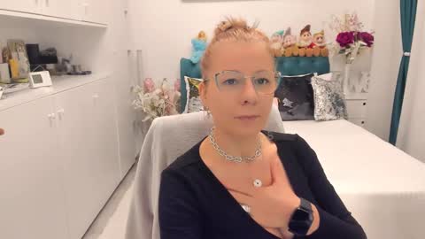 Snapshot of prettyblackeyes chatting on February 24, 7:22 am wilma online show from February 24, 7:22 am
