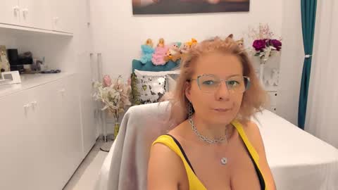 Snapshot of prettyblackeyes chatting on March 5, 7:05 am wilma online show from March 5, 7:05 am