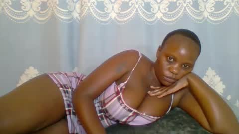 Snapshot of prettydarkskin002 chatting on May 31, 10:33 am SHANIA online show from May 31, 10:33 am