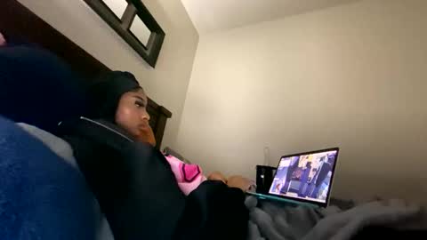 prettyfacefemale online show from February 3, 6:40 am