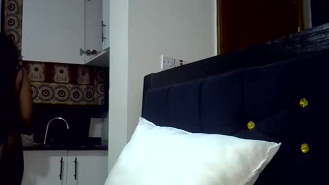 Snapshot of prettysmallsquiter chatting on May 2, 7:41 pm apple online show from May 2, 7:41 pm