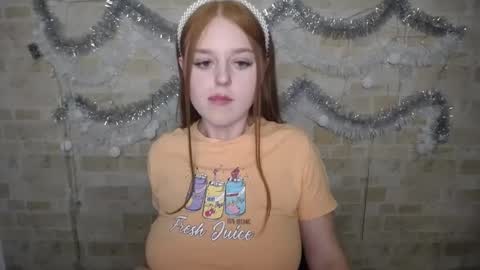 Snapshot of prettyvalerii_ chatting on December 22, 2:28 am Valeri online show from December 22, 2:28 am