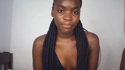 prettyyvee online show from February 18, 8:32 am