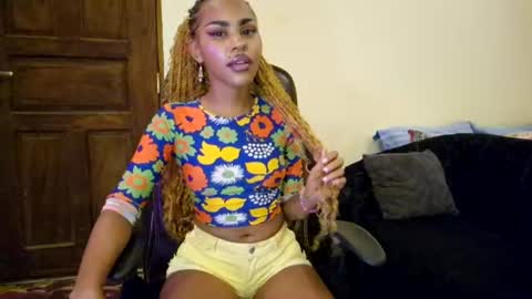 Snapshot of priceless_sexy chatting on June 28, 7:20 pm priceless_sexy online show from June 28, 7:20 pm