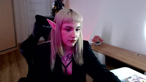 Snapshot of princessshy___ chatting on February 14, 12:03 pm 18 y.o online show from February 14, 12:03 pm