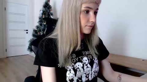 Snapshot of princessshy___ chatting on February 18, 11:33 am 18 y.o online show from February 18, 11:33 am