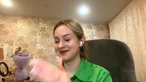 Snapshot of prudencekillmeyer chatting on October 6, 12:24 pm Luna online show from October 6, 12:24 pm