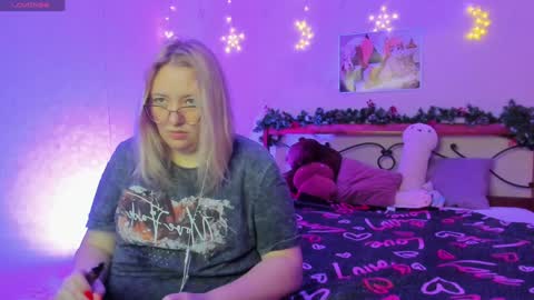 Snapshot of puffybun chatting on December 17, 12:12 am puffybun online show from December 17, 12:12 am