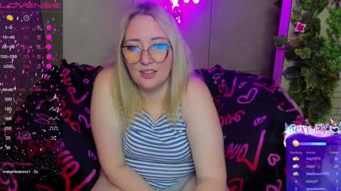 Snapshot of puffybun chatting on December 27, 3:31 am puffybun online show from December 27, 3:31 am