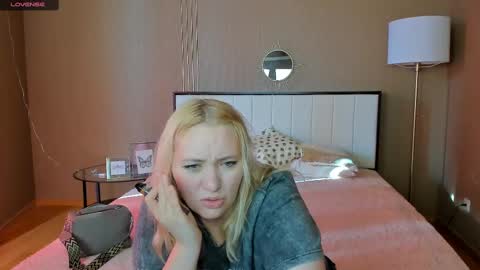 Snapshot of puffybun chatting on February 14, 7:49 am puffybun online show from February 14, 7:49 am