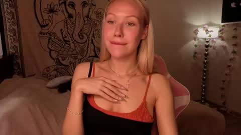 Snapshot of pureeangel chatting on July 2, 11:27 am Megan online show from July 2, 11:27 am
