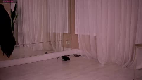 Snapshot of pureellie chatting on February 1, 4:11 am Emily online show from February 1, 4:11 am