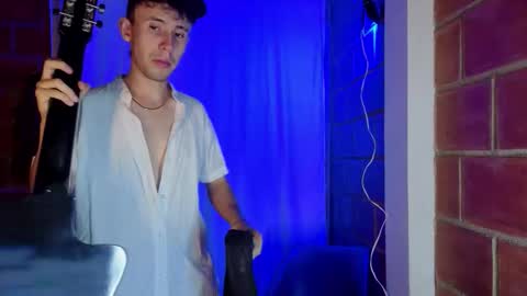 Snapshot of purepleasure25 chatting on December 21, 12:29 am purepleasure25 online show from December 21, 12:29 am