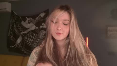 Bella online show from May 4, 3:41 pm