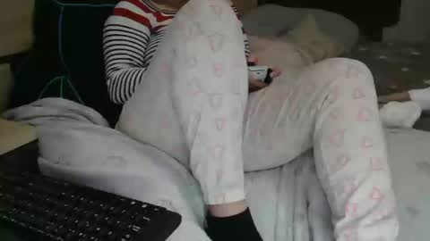 Snapshot of pussy_for_u chatting on December 20, 10:43 pm Lara online show from December 20, 10:43 pm