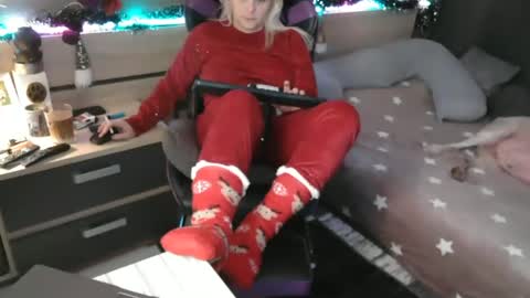 Snapshot of pussy_for_u chatting on January 1, 12:00 pm Lara online show from January 1, 12:00 pm
