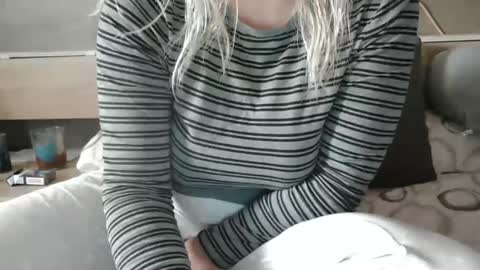 Snapshot of pussy_for_u chatting on February 4, 9:49 am Lara online show from February 4, 9:49 am
