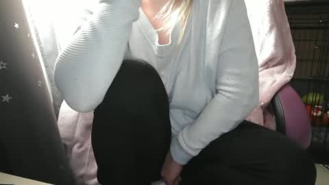 Snapshot of pussy_for_u chatting on February 18, 10:27 am Lara online show from February 18, 10:27 am