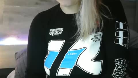 Snapshot of pussy_for_u chatting on March 8, 5:22 pm Lara online show from March 8, 5:22 pm