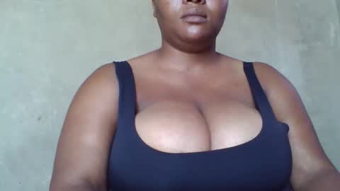 Snapshot of queen2302 chatting on April 1, 8:26 am queen2302 online show from April 1, 8:26 am