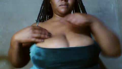 Snapshot of queen2302 chatting on April 2, 1:14 am queen2302 online show from April 2, 1:14 am