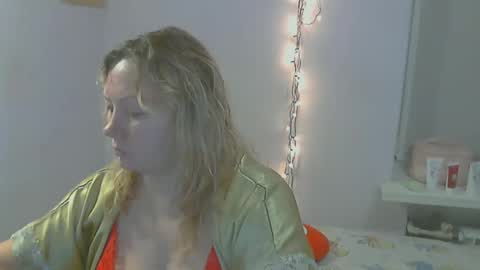 Snapshot of queen_jane8 chatting on December 8, 6:17 pm queen_jane8 online show from December 8, 6:17 pm