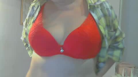 Snapshot of queen_jane8 chatting on December 9, 1:24 pm queen_jane8 online show from December 9, 1:24 pm