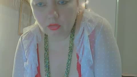 Snapshot of queen_jane8 chatting on December 24, 2:44 pm queen_jane8 online show from December 24, 2:44 pm