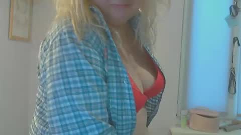 Snapshot of queen_jane8 chatting on February 15, 12:43 pm queen_jane8 online show from February 15, 12:43 pm