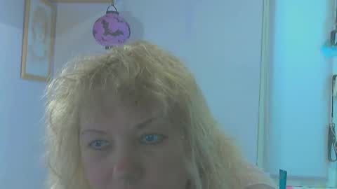 Snapshot of queen_jane8 chatting on May 10, 2:33 pm queen_jane8 online show from May 10, 2:33 pm